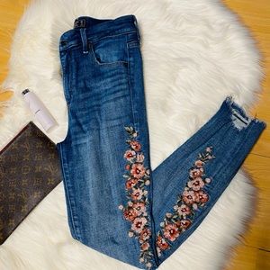 😍Abercrombie & Fitch Floral Unhem Hugh Waist Jean